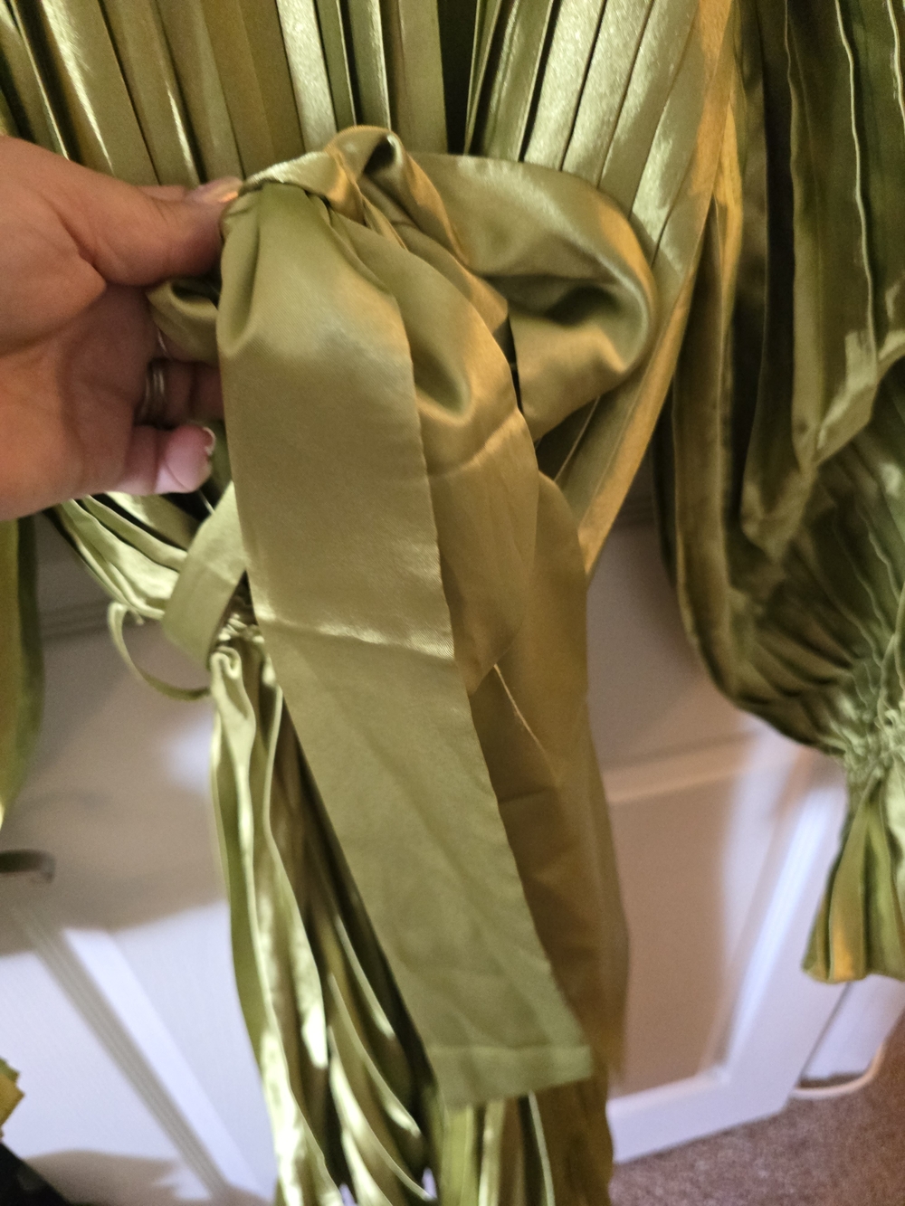 BNWT Green Satin/Poly Pleated Tie-Detail Midi Long Sleeve Holiday Dress - Picture 11 of 16